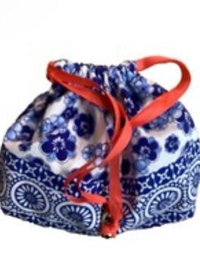 Estée Lauder I'm Recycled Blue/White/Red Floral Drawstring Makeup Bag